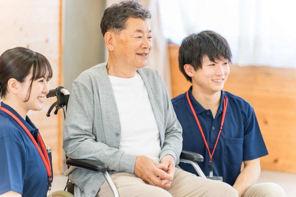 入居者様と笑顔でコミュニケーションをとる介護スタッフ